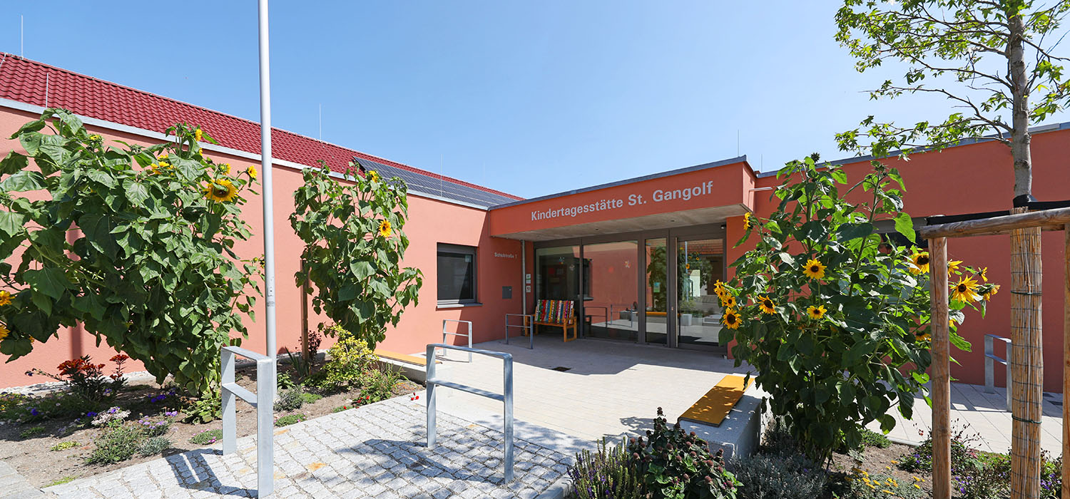 Foto de äußeren Eingangsbereichs der Kindertagesstätte St. Gangolf in Röttingen